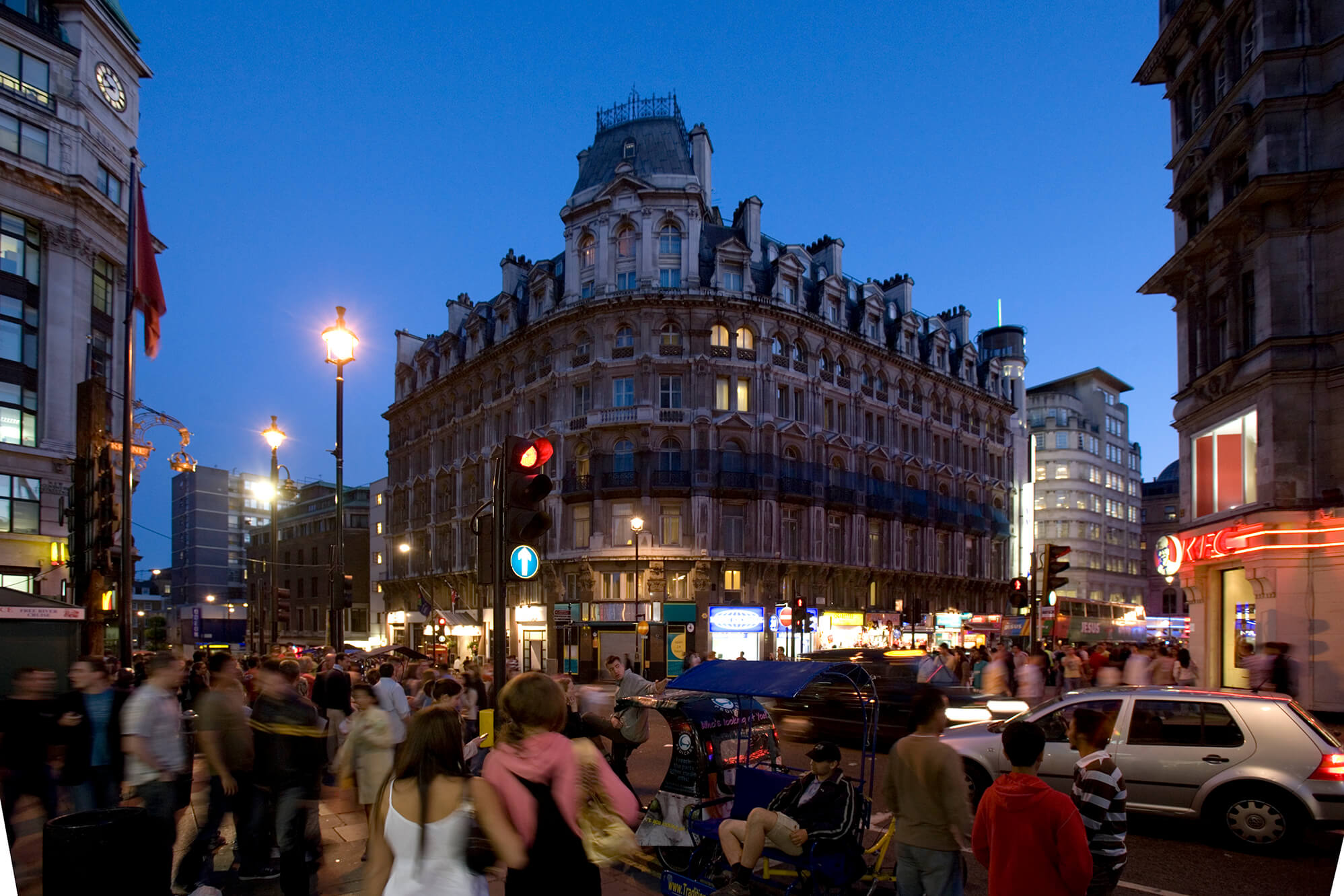 Thistle hotel in Piccadilly at night